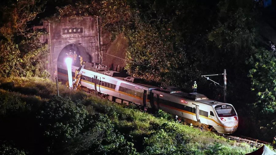 عمال الإنقاذ يعملون ليلا في موقع خروج خروج قطار عن سكته داخل نفق في هواليين في شرق تايوان في 2 أبريل 2021 