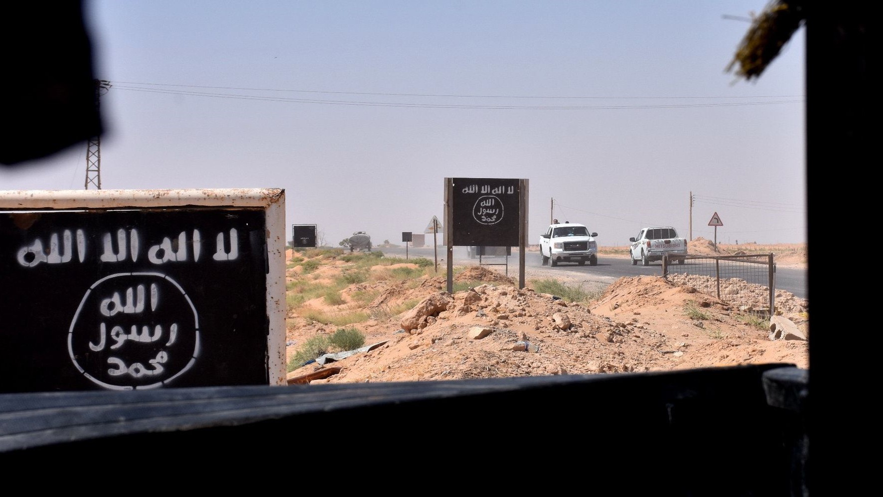 صورة أرشيفية لنقطة تفتيش لداعش في دير الزور بسوريا
