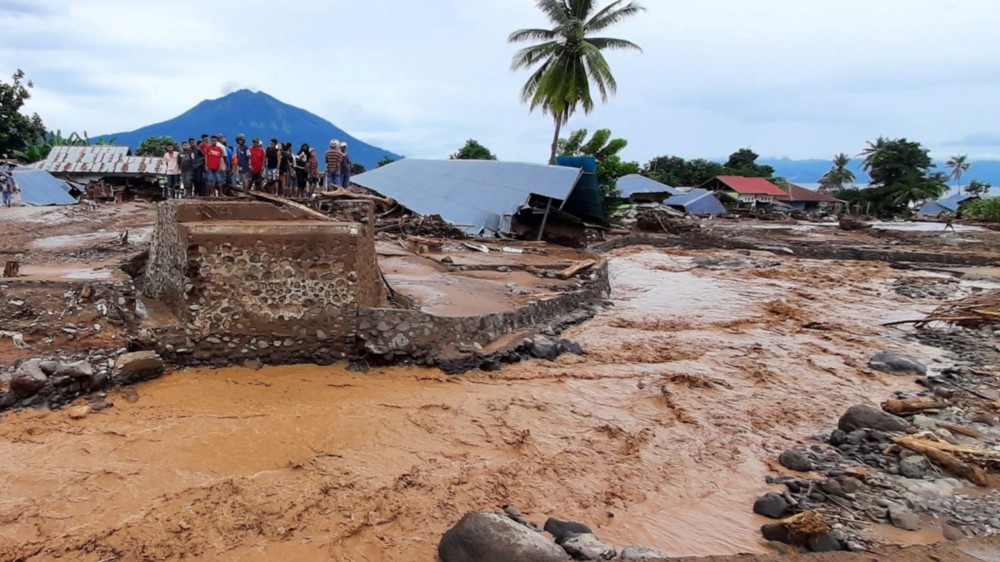 من اضرار الفيضانات في إندونيسيا