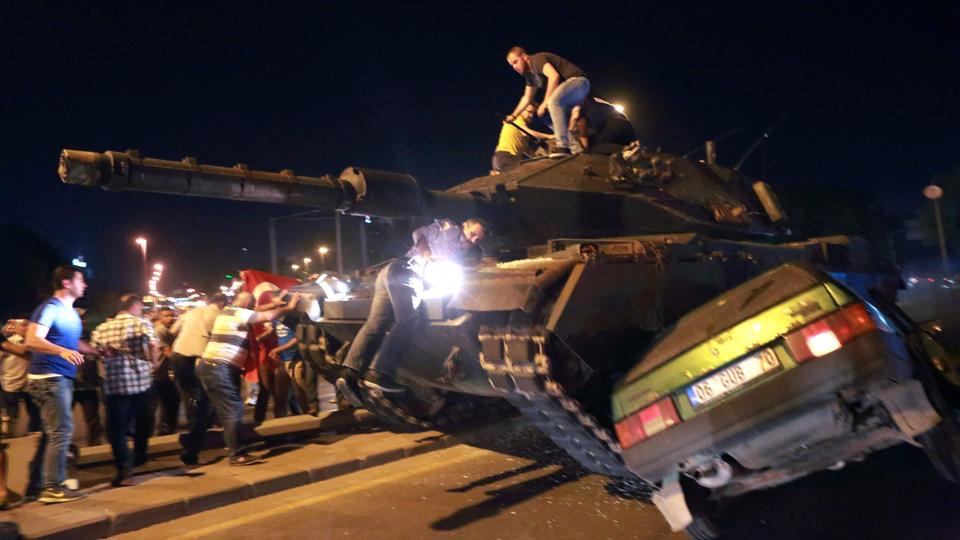 دبابة تصطدم بسيارة بينما ينزل الناس إلى الشوارع في أنقرة لمقاومة الانقلاب الفاشل في 16 يوليو 2016