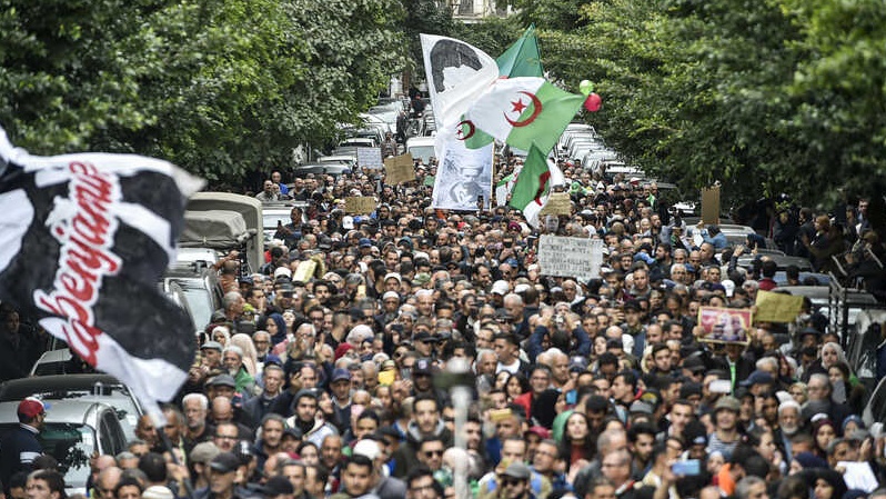 حشود من المتظاهرين في حراك إسقاط النظام