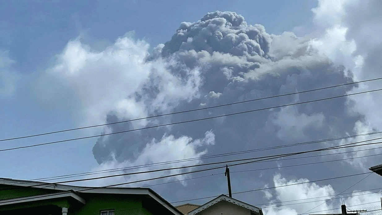 الدخان ينبعث من بركان جزيرة سانت فنسنت