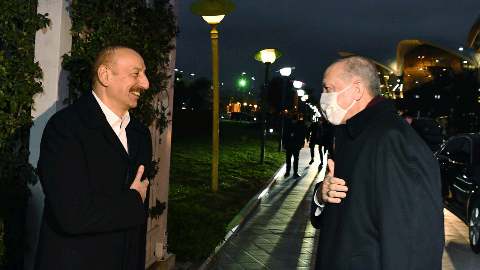  الرئيس الأذربيجاني إلهام علييف مستقبلاً نظيره التركي رجب طيب أردوغان في باكو في صورة أرشيفية