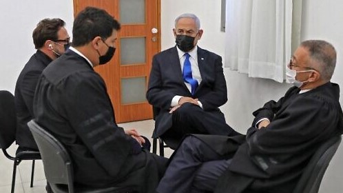 رئيس الوزراء الإسرائيلي بنيامين نتانياهو متحدثًا مع محاميه الإثنين في المحكمة المركزية في القدس الشرقية 