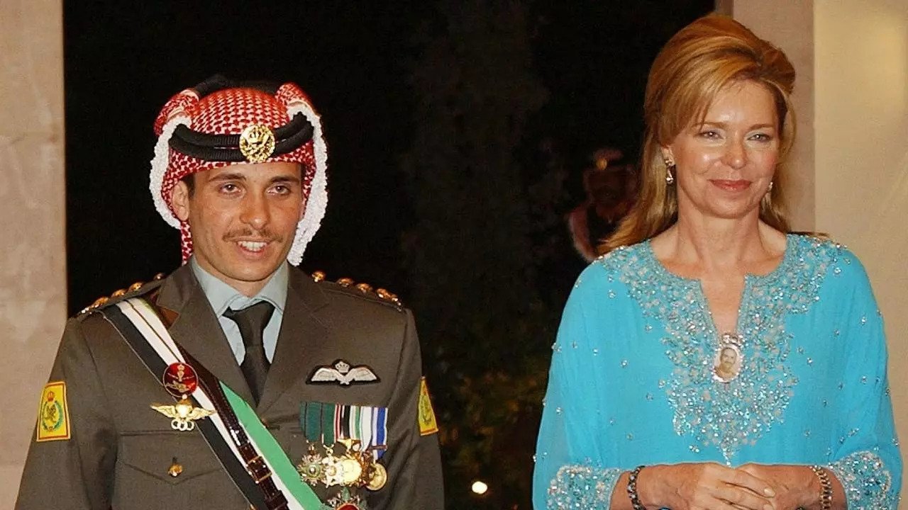 الملكة نور الحسين وابنها الامير حمزة