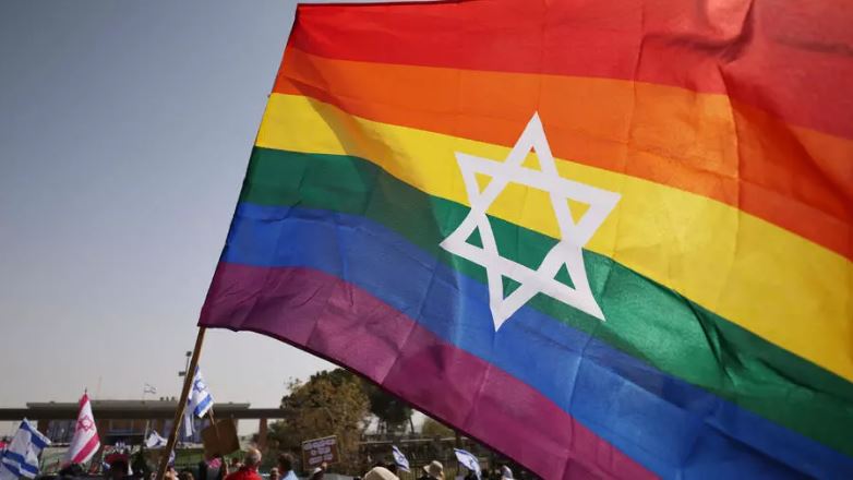 مئات النشطاء يتظاهرون خارج مقر البرلمان الإسرائيلي (الكنيست) في السادس من نيسان/أبريل 2021 بالتزامن مع أداء النواب المنتخبين اليمين الدستورية، ضد النواب المناهضين للمثلية الجنسية 