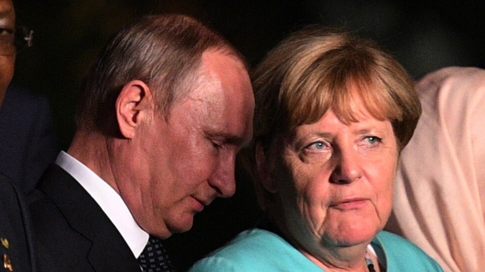 صورة من الأرشيف للرئيس الروسي فلاديمير بوتين والمستشارة الألمانية أنجيلا ميركل