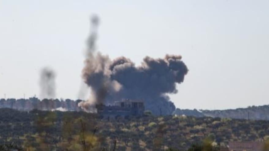 دخان يتصاعد في أعقاب غارات جوية روسية على مشارف مدينة إدلب شمال غرب سوريا، في 29 مارس 2021