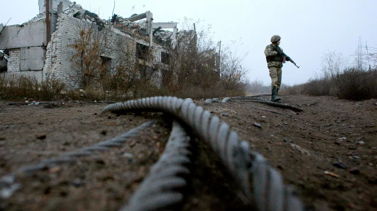 جندي أوكراني عند منطقة النزاع مع روسيا