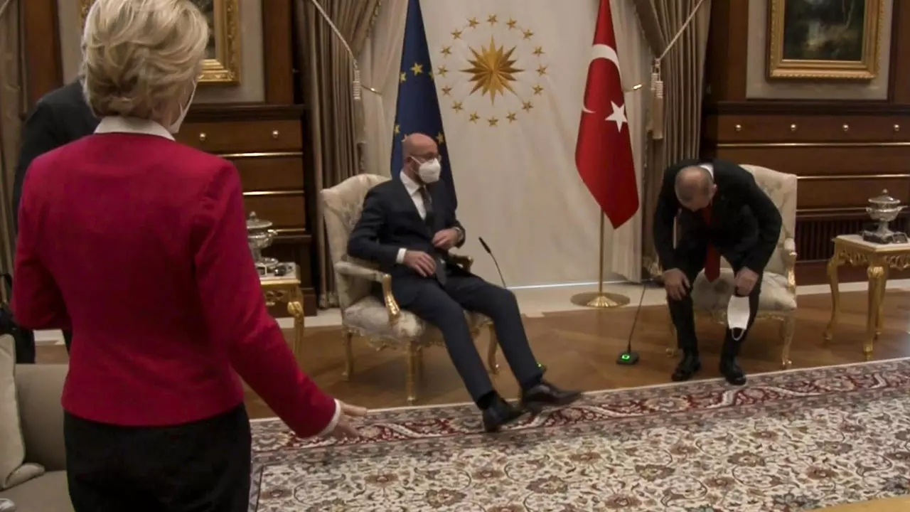 صورة مأخوذة من مقطع فيديو صادر عن الرئاسة التركية في 6 أبريل 2021، تظهر إردوغان (يمين) يستقبل ميشال (وسط) وفون دير لايين في المجمع الرئاسي في أنقرة