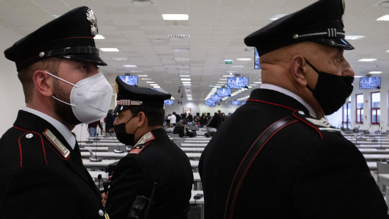 ضباط شرطة في قاعة محكمة خاصة لمحاكمة أعضاء من المافيا في إيطاليا