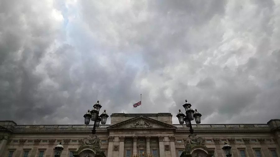 العلم البريطاني منكس فوق قصر بكنغهام في لندن بعد وفاة الامير فيليب في 9 ابريل 2021 