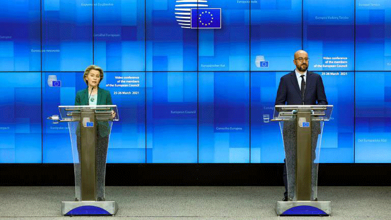 رئيس المجلس الأوروبي شارل ميشال (يمين) ورئيسة المفوضية اورسولا فون دير لايين خلال مؤتمر صحافي مشترك في بروكسل في 25 آذار/مارس 2021