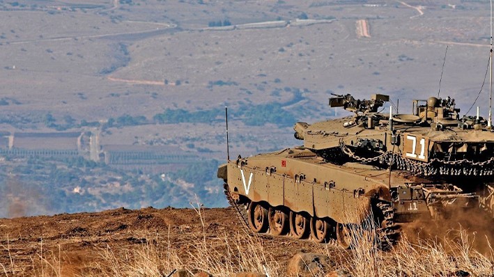 دبابة إسرائيلية مطلة على الأراضي السورية في الجولان