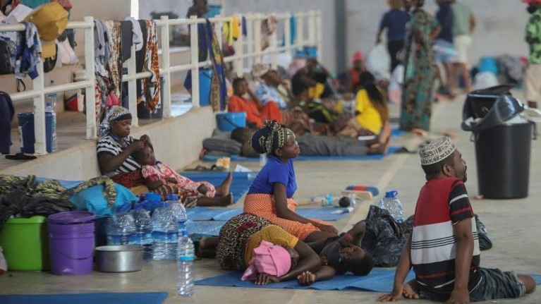 فارون مدنيون من مدينة بالما التي سيطر عليها تنظيم الدولة الإسلامية واستعادها الجيش الموزمبيقي