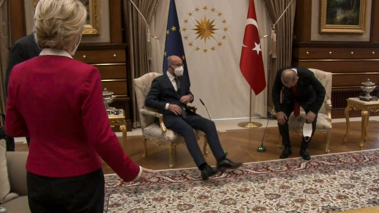 صورة مأخوذة من مقطع فيديو صادر عن الرئاسة التركية في 6 نيسان/أبريل 2021، تظهر الرئيس التركي رجب طيب إردوغان (يمين) يستقبل رئيس مجلس الاتحاد الأوروبي شارل ميشال (وسط) ورئيسة المفوضية الأوروبية أورسولا فون دير لايين في المجمع الرئاسي في أنقرة