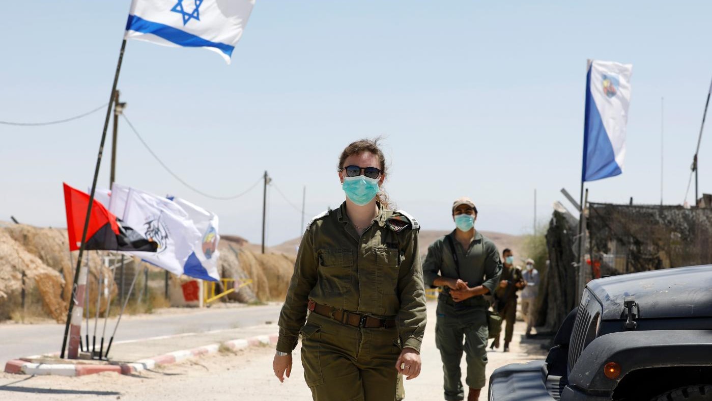 جنود إسرائيليون يقومون بدورية على الحاجز الحدودي الإسرائيلي الأردني بالقرب من موشاف تسوفار في وادي عربة جنوب حوض البحر الميت