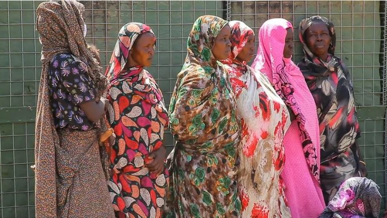 نساء يشاهدن بعثة الأمم المتحدة والاتحاد الأفريقي لحفظ السلام في منطقة دارفور السودانية (يوناميد) تسلم مقرها للحكومة السودانية في خور أبشي، على بعد 120 كيلومترًا شمال نيالا عاصمة ولاية جنوب دارفور، في 15 فبراير 2021