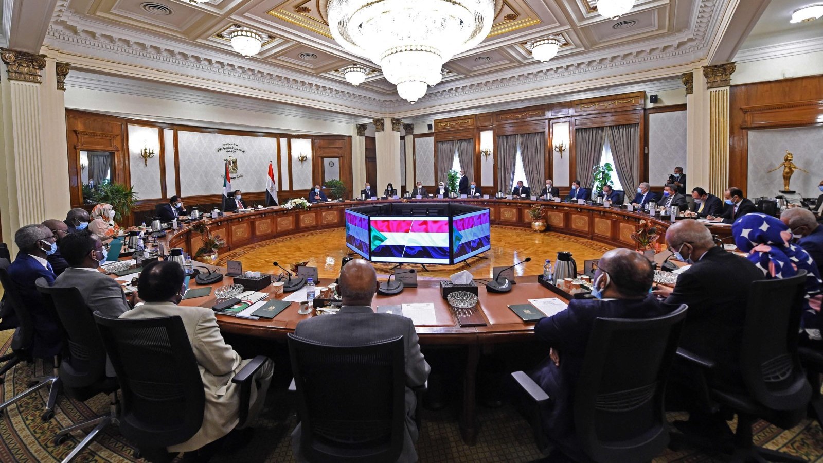 رئيس الوزراء المصري مصطفى مدبولي ونظيره السوداني عبد الله حمدوك ومسؤولون آخرون يجتمعون في العاصمة المصرية القاهرة في 11 مارس 2021