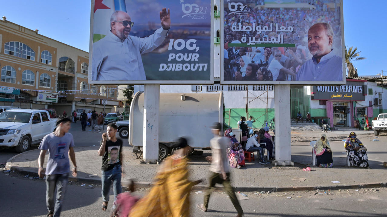 لوحة إعلانية تحمل صورة رئيس جيبوتي اسماعيل عمر جيله في جيبوتي في 08 نيسان/ابريل 2021