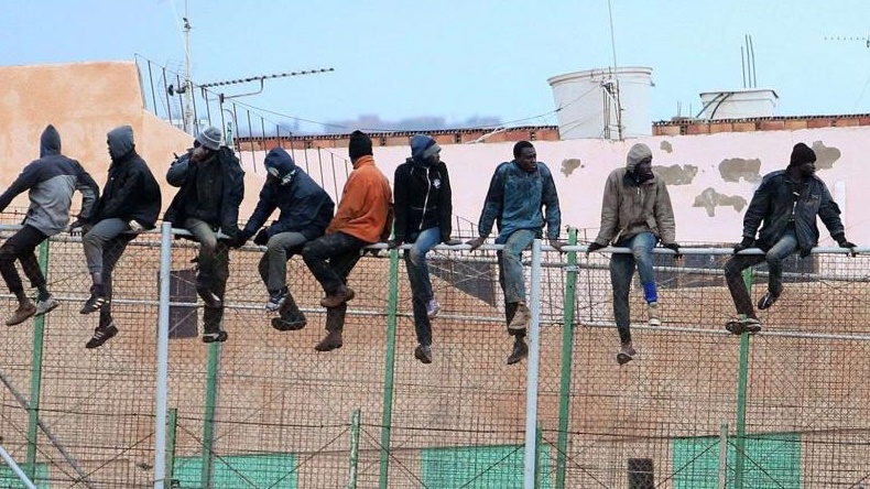 مجموعة من المهاجرين عند الحدود المغربية الاسبانية