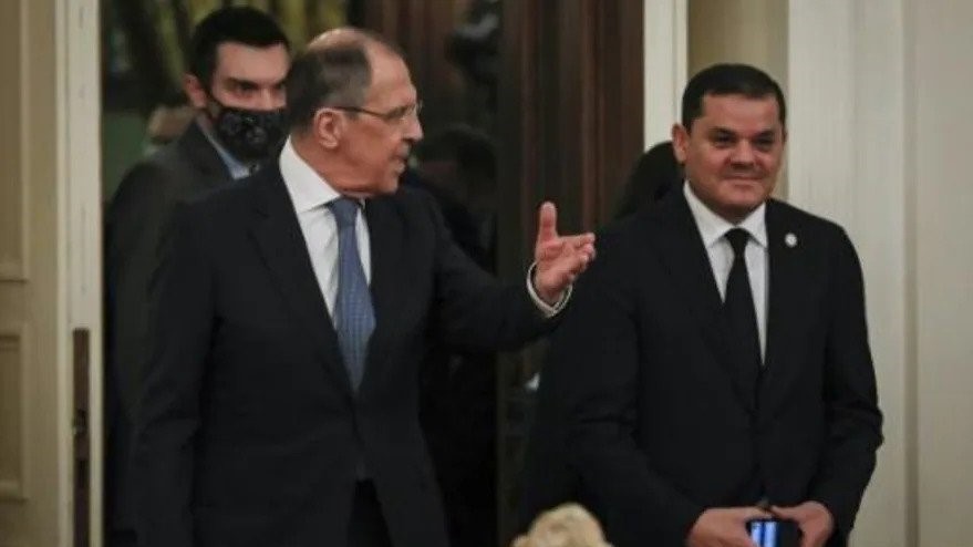 وزير الخارجية الروسي سيرغي لافروف (يسار) أثناء استقباله رئيس الوزراء الليبي عبد الحميد الدبيبة في موسكو بتاريخ 15 نيسان/أبريل 2021