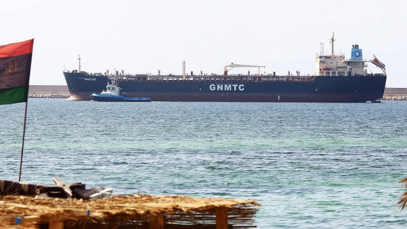 ناقلة نفط في ميناء طرابلس