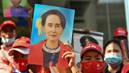 متظاهرون بورميون ضد الانقلاب يطالبون بإطلاق سراح الزعيمة السابقة أونغ سان سو تشي