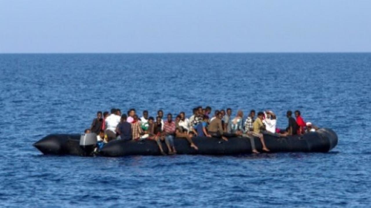 مهاجرون ينتظرون خفر السواحل الإيطالي لإنقادهم في عرض المتوسط في 6 آب/أغسطس 2017