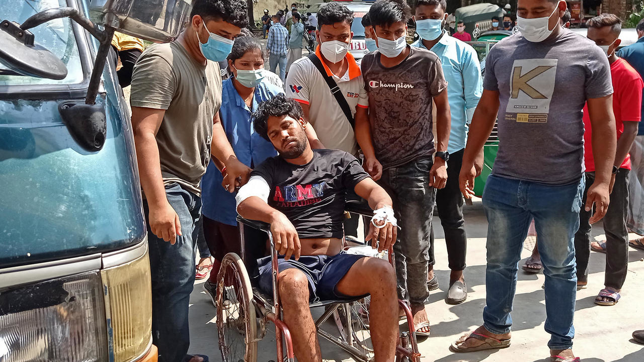 أحد المصابين في احتجاج في محطة كهربائية في بنغلادش في 17 نيسان/ابريل 2021 على كرسي مدولب 
