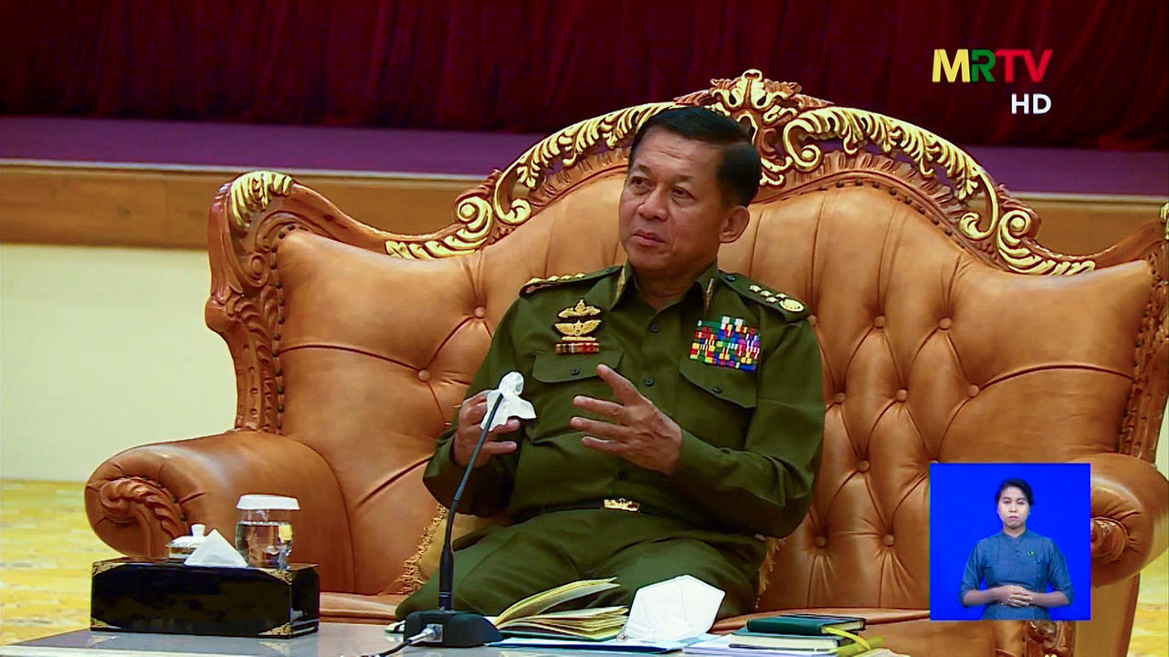 صورة التقطت من بث لإذاعة وتلفزيون ميانمار في بورما بتاريخ 3 شباط/فبراير 2021 تظهر قائد الجيش مين أونغ هلاينغ