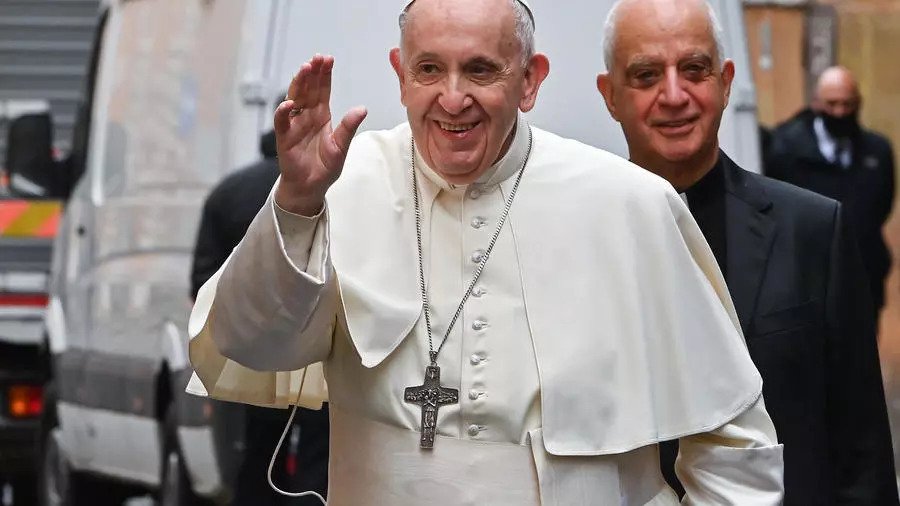البابا فرنسيس يصل إلى كنيسة الروح القدس في ساسيا في روما في 11 أبريل 2021