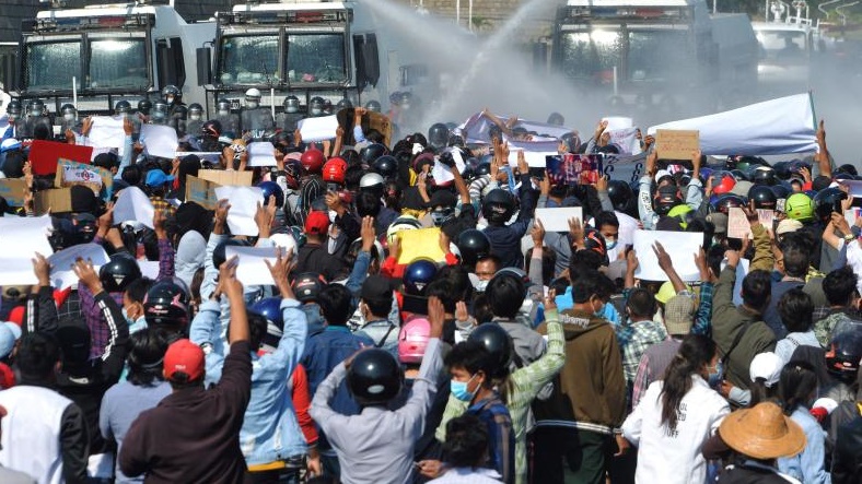 الجيش يواجه المتظاهرين بخراطيم المياه