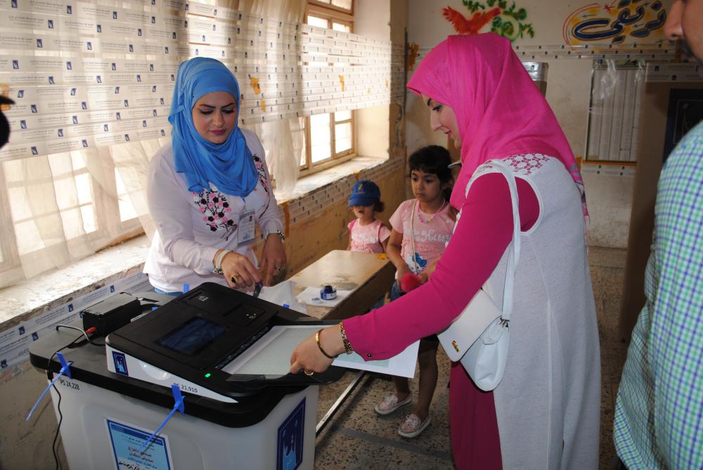 عراقية تدلي بصوتها في انتخابات سابقة لبلدها