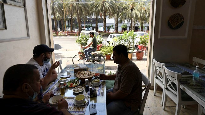 رواد أحد مطاعم دبي يتناولون الطعام