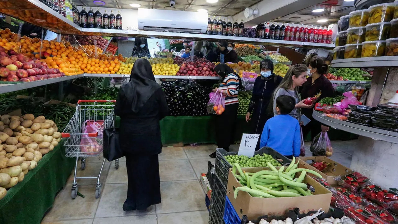 يتحسر العراقيون على ارتفاع تكاليف المعيشة حيث يقومون بتخزين الطعام قبل شهر رمضان الذي تجتمع خلاله العائلات لتناول وجبات الإفطار بعد غروب الشمس 