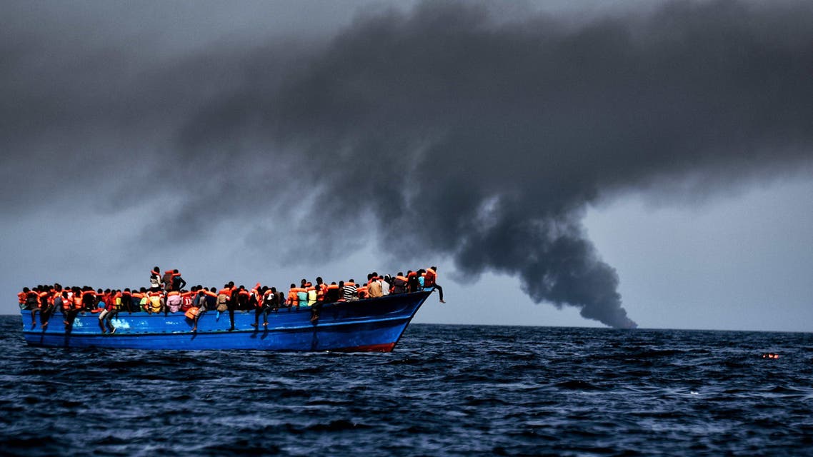 مهاجرون ينتظرون منقذين على بعد 20 ميلاً بحرياً من الساحل الليبي