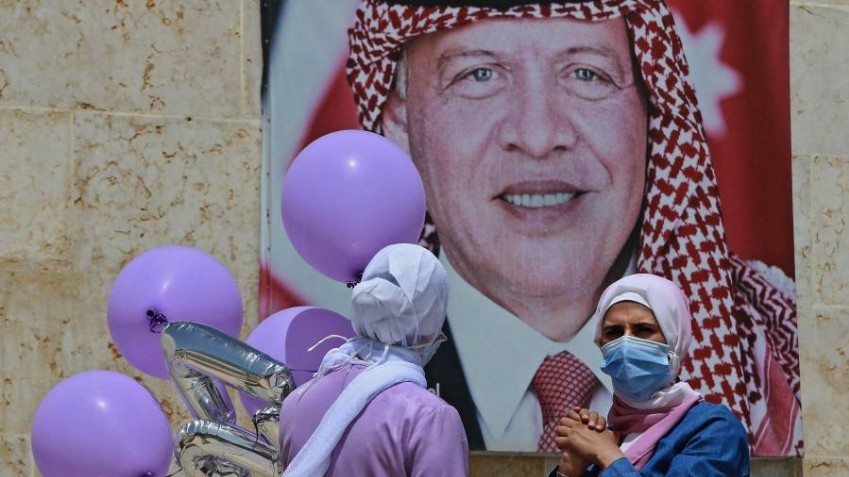 ملصق يحمل صورة ملك الأردن في أحد شوارع عمان