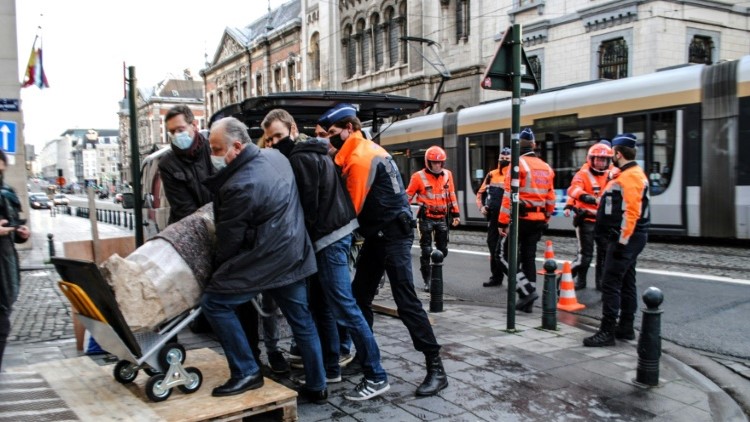 مشهد لعملية استرداد إيطاليا لتمثال مسروق وجد في بروكسل