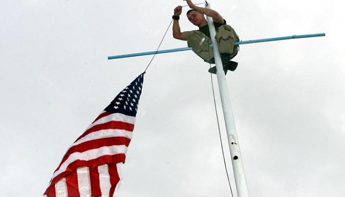 العلم الأمريكي داخل قاعدة عسكرية في أفغانستان