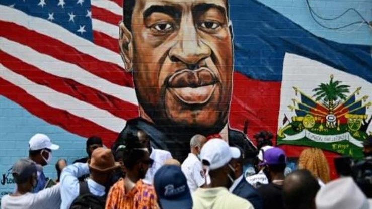 مواطنون أميركيون أمام جدارية تكريمية لجورج فلويد
