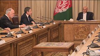 وزير الخارجية الأميركي أنتوني بلينكين والرئيس الأفغاني أشرف غني في كابول