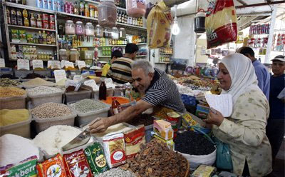 عراقيون يتبضعون لشهر رمضان