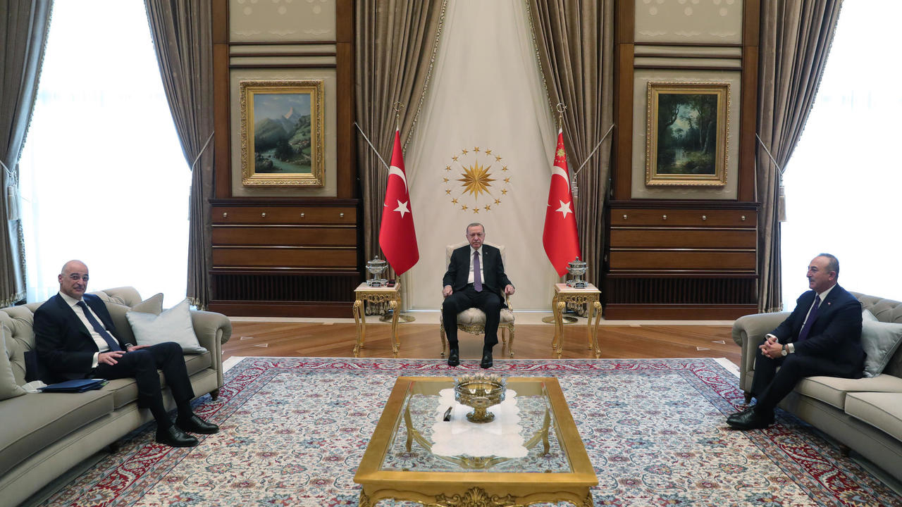 صورة نشرتها الرئاسة التركية للرئيس رجب طيب إردوغان متوسطا وزيري الخارجية التركي مولود تشاوش أوغلو (يمين) واليوناني نيكوس دينديداس في أنقرة في 15 نيسان/أبريل 2021