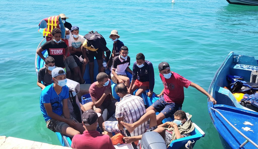 صورة من الأرشيف لمهاجرين غير شرعيين على متن قارب أمام السحل التونسي
