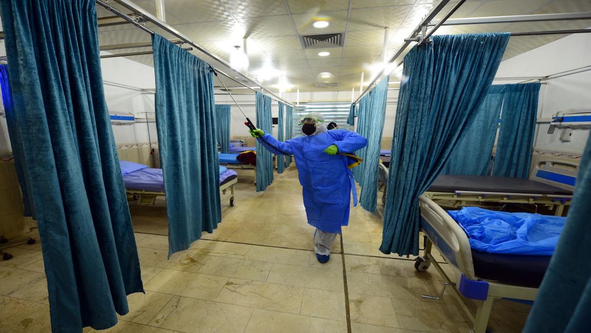 اطباء عراقيون في مستشفى لمعالجة المصابين بفايروس كورونا