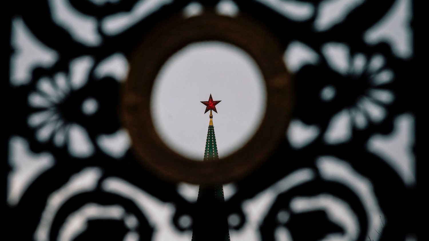 نجمة حمراء فوق أحد أبراج الكرملين في وسط موسكو في 9 ديسمبر 2019