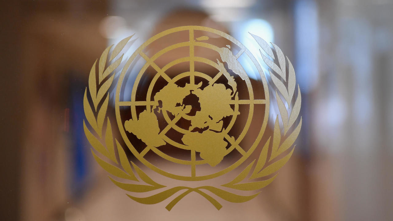 شعار الأمم المتحدة داخل مقرها في نيويورك بتاريخ 25 شباط/فبراير 2021