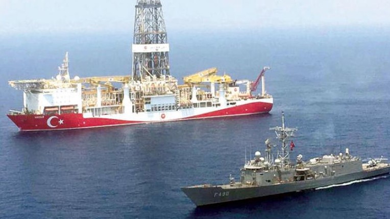 سفينة حربية تركية ترافق محطة بحرية للتنقيب عن النفط بالقرب من قبرص في شرق المتوسط