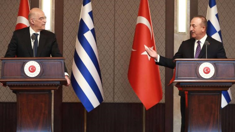 وزير الخارجية التركي مولود جاويش أوغلو (إلى اليمين) ووزير الخارجية اليوناني نيكوس ديندياس في مؤتمرهما الصحفي في أنقرة في 15 أبريل 2021